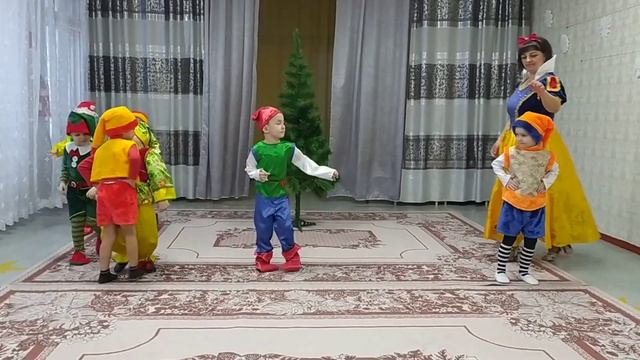 Танец "Белоснежка и 7 гномов" 4 года, группа "Ладушки" смотреть онлайн