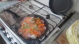 Тушенная капуста с мясом и белыми грибами