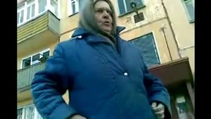 Бабушка выгоняет из двора