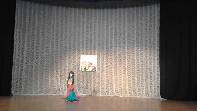 Девочка классно танцует восточный танец... смотреть онлайн