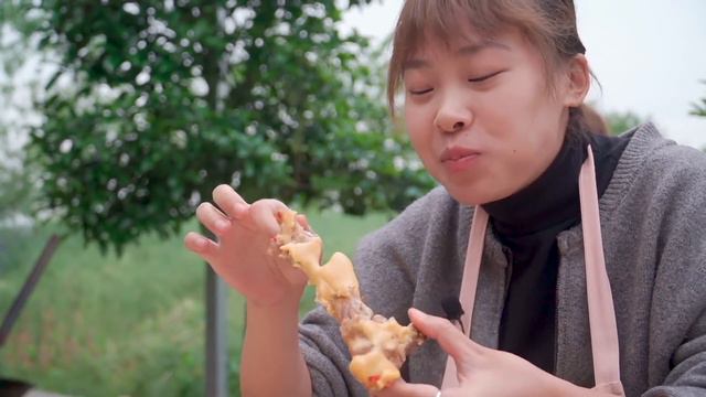 弟弟去相親，劉二喜頂班！秋妹做“芝士排骨”吃，喝酒啃排骨，安逸！ 【顏美食】 смотреть онлайн