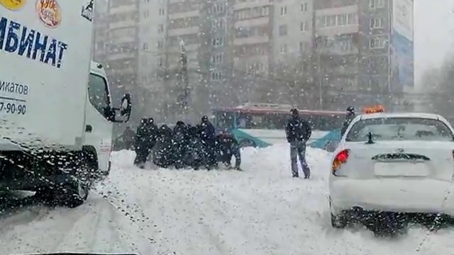 Мартовский снегопад в Курске смотреть онлайн