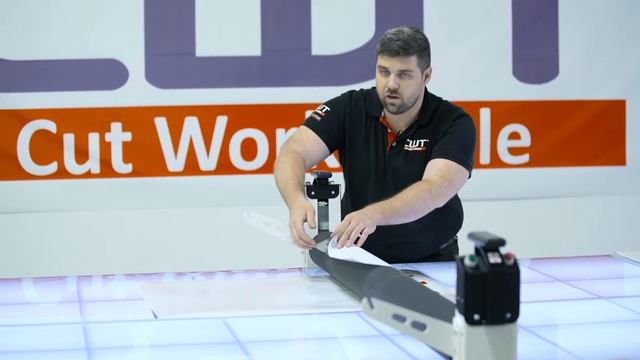 Apply Laminate To Print Vinyl With The CWT Work Table смотреть онлайн