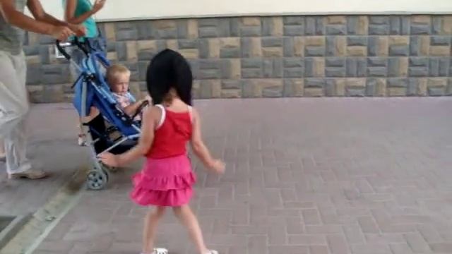 Диана танцует в маске крика под drum смотреть онлайн