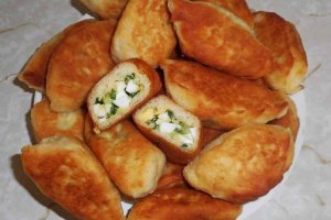 Жареные пирожки с зелёным луком и яйцом. Просто и вкусно.