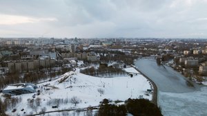Парк Солнечная долина зимой. Прилегающий район и гора для катания.