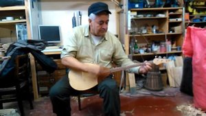 Трёхструнная башкирская думбыра/Three-stringed bashkir dumbyra.
