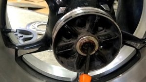 как снять игольчатый подшипник из колеса