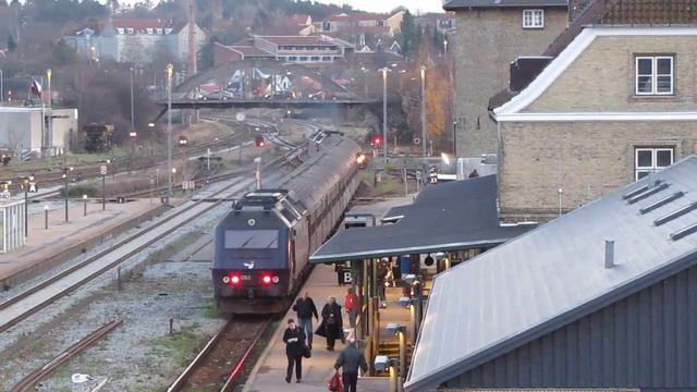 Train, people, busses and cars at Naestved Station смотреть онлайн