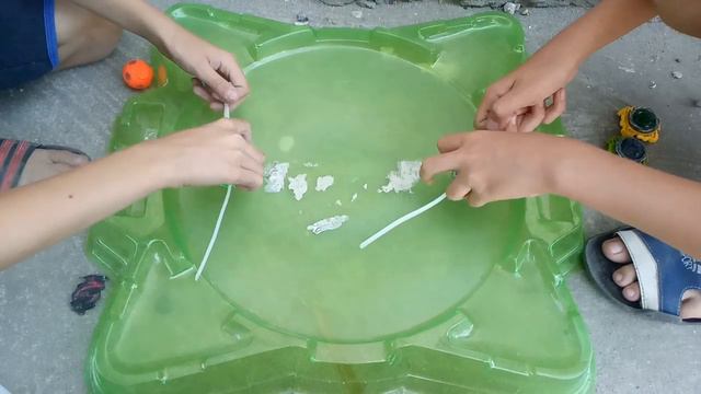 Играем в Бэй Блэйд Бёрдс！Ура JaBeaL пришёл！ смотреть онлайн