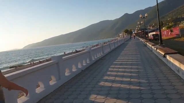 Променад по набережной новой Гагры