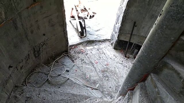 Бетонная винтовая лестница в башне, Старые Безрадычи смотреть онлайн