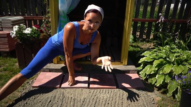 Уложила тротуарную плитку "Паркет" 30 на 30 на пескоцементную смесь перед душем. смотреть онлайн