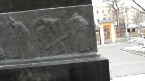 Памятник Гоголю работы скульптора Николая Андреева.