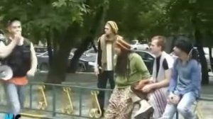 Пранк. Старый добрый пранк.))) ходит с громкоговорителем