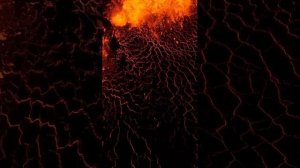 Поток лавы вблизи. Завораживающее зрелище!\Lava flow up close. A bewitching spectacle!