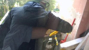 Выгоняем осиное гнездо с балкона