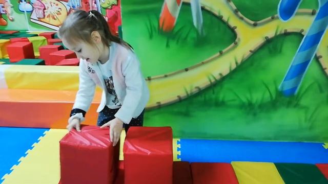 Алиса Строит Сказочный Замок для Принцессы. Детское видео для детей 4-5 лет. смотреть онлайн