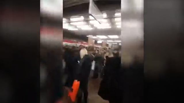 Станция метро Печатники, Москва. Пассажиров просят покинуть станцию. На улице уже ждут таксисты