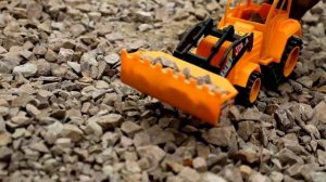 Загружаем галькой игрушечный грузовик