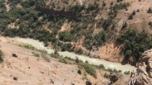 Мутная, бурная, горная река Пскем в начале августа 2023 года