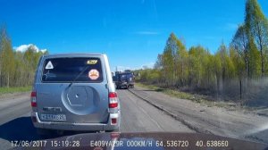 Мужик пытается закрыть заднюю дверь буханки