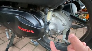 Скутер Honda NSC 50R замена масла в коробке передач Scooter
