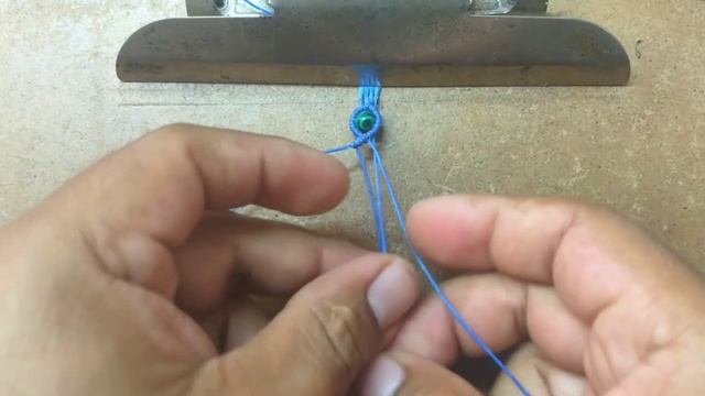 pulsera de macramé fácil sencilla con piedrita al centro|tutorial macramé puntos básico|DIY macramé смотреть онлайн