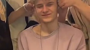 ШАЛУТКА ТЯНУТ ЗА УШИ