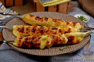 Тянущийся сыр с ароматом дымка.
"ХАЧАПУРИ" НА МАНГАЛЕ