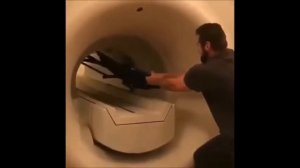 Аппарат МРТ затягивает железные предметы