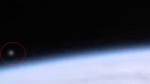 Неизвестный объект попал в кадр во время очередной трансляции NASA с борта МКС!