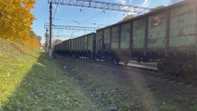 Длинный порожняк во главе с ВЛ10У-052 ползёт на станцию Бирюлёво. Павелецкое направление смотреть онлайн