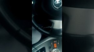 Ездить за рулём с гипсом на правой ноге.