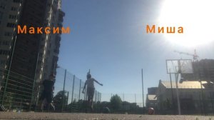 Футбольный челендж с Максимом 4 мяча.