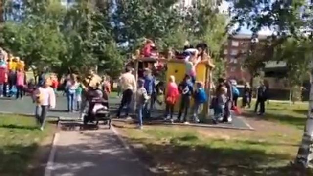 Дурдом на детской площадке . Омск Красный путь . Сквер Дружбы Народов. смотреть онлайн