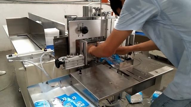 Полуавтоматическая машина для упаковки в полиэтиленовый пакет для салфеток
