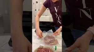 Готовим с вакууматором Kitfort KT-1502-1. Подготовка свинины су-вид