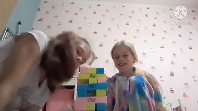 Играем в дженгу.