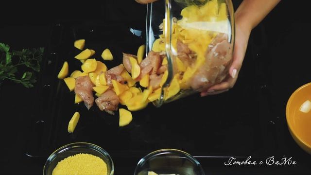 Запеченная курица с картофелем под хрустящей сырной корочкой.
