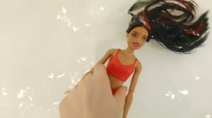 Юлиана купает куклу Барби в аквапарке.