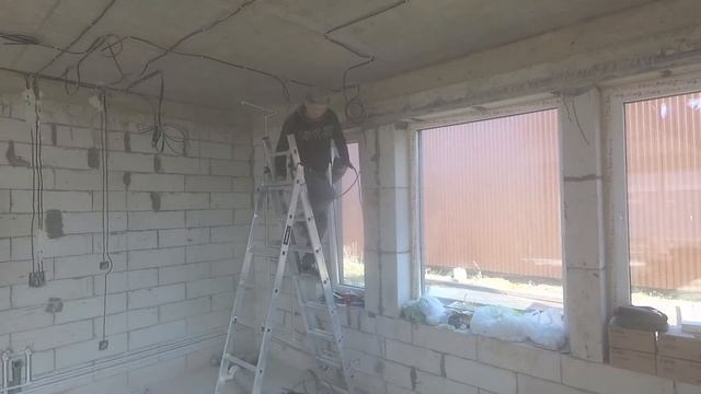 Проводка по потолку. Штробление стен