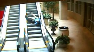 Escalator Fail не стоит это повторять в торговых центрах )))прикол приколы ржач смешно круто угар п