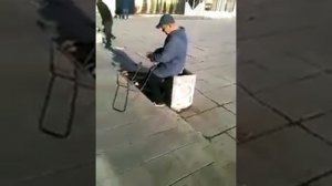 Дед и тележка