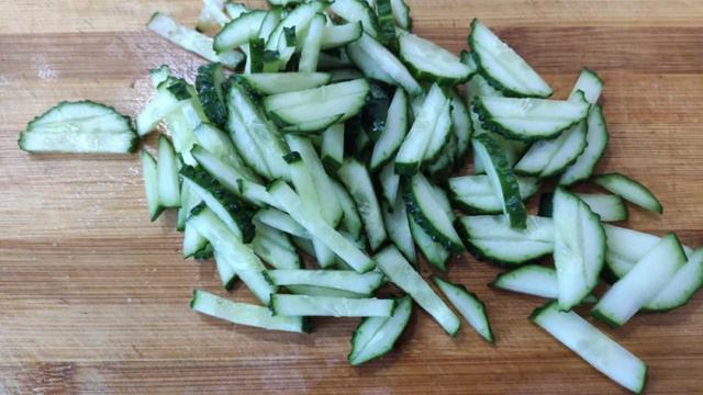 Салат из редиски с яйцами и кукурузой