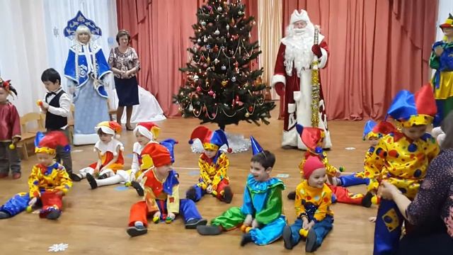 Выступление петрушек на НГ (25.12.2015) смотреть онлайн