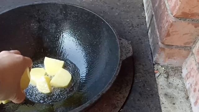 Что вкусного приготовить в казане? Картошка с куриными сердечками.