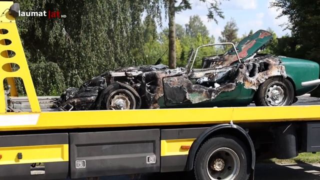 Oldtimer ausgebrannt: Lotus Coupé begann bei Fahrt durch Steinerkirchen an der Traun zu brennen смотреть онлайн