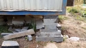 Дачная бытовка - домкратом ставлю на блоки.