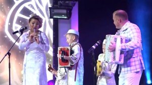 Молодая семья суперски отжигает на баяне \\\ Ильназ Бах